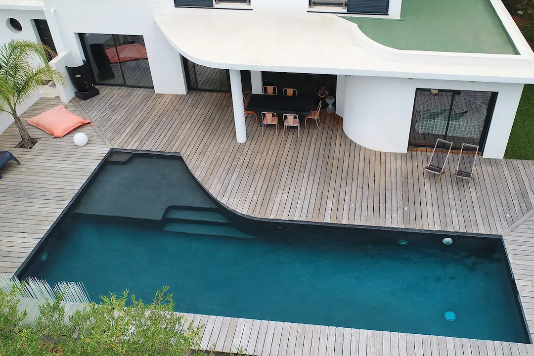 Piscine unique de forme géométrique.