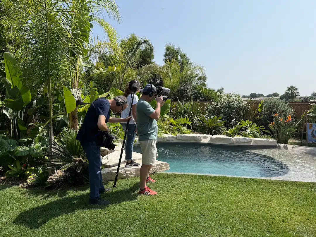 Piscine de forme libre avec revêtement Crystalroc© Granité sable
