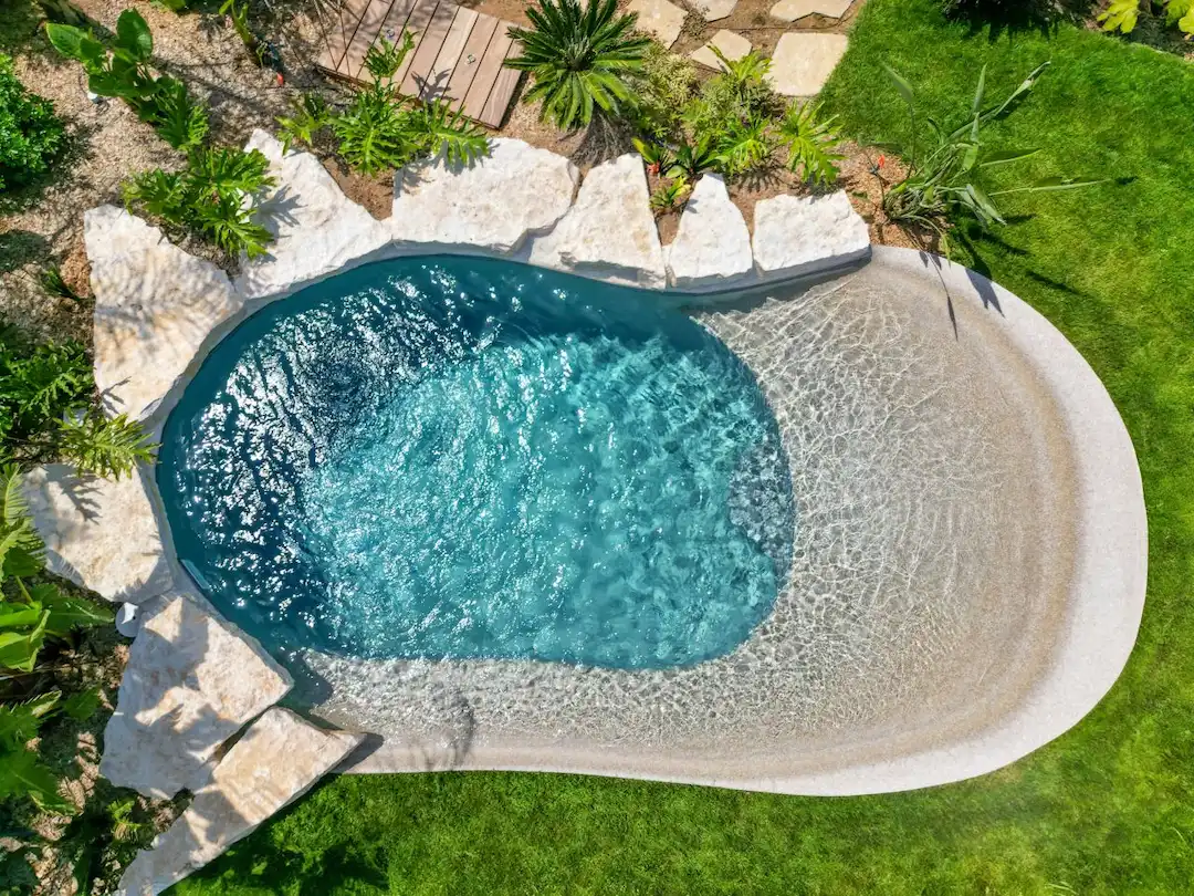 Piscine rectangulaire enterrée aux bords miroir