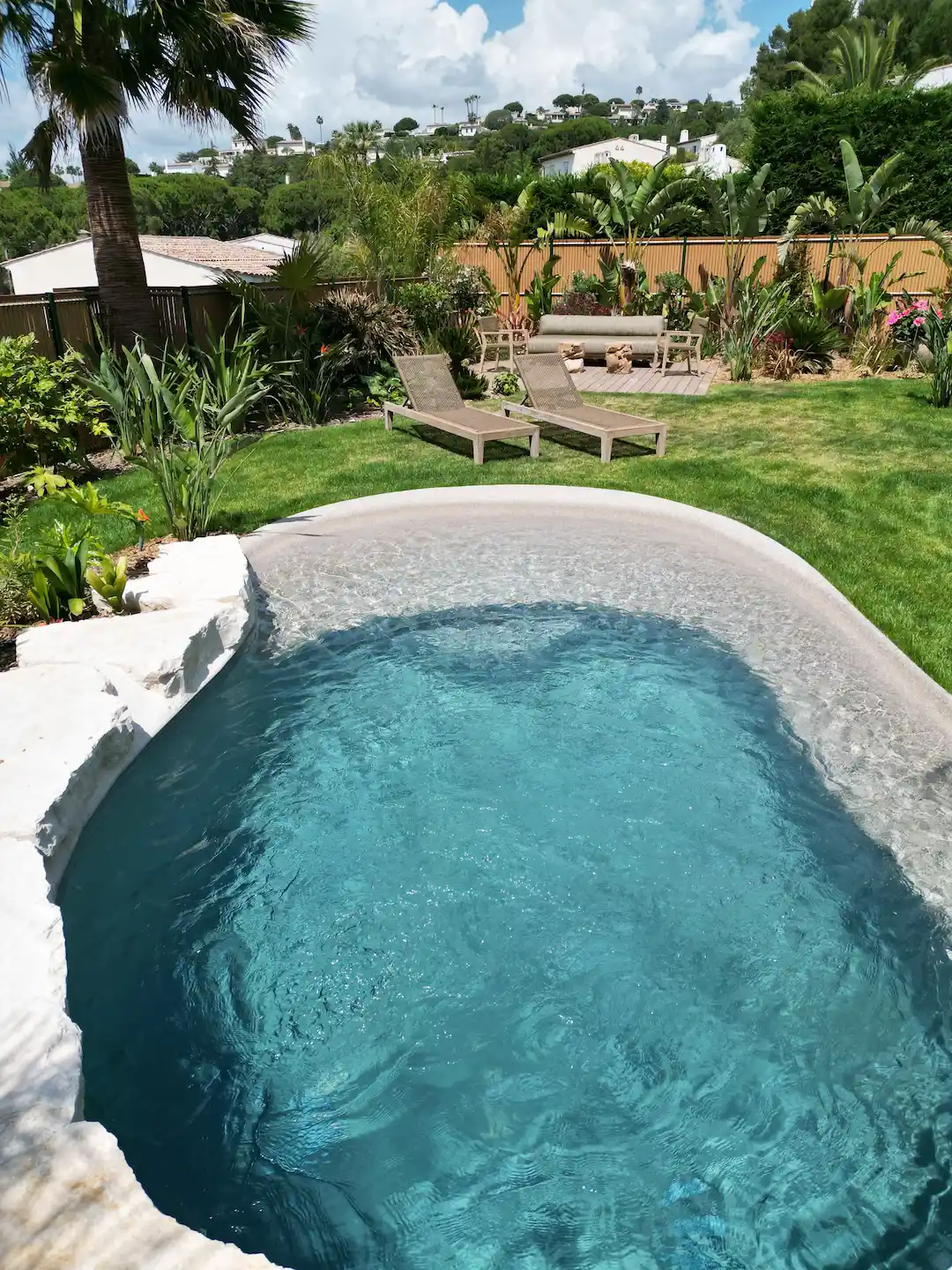 Piscine aux bords naturels avec escalier intégré