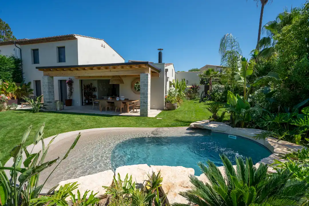 Mini piscine effet lagon intégré dans son environnement