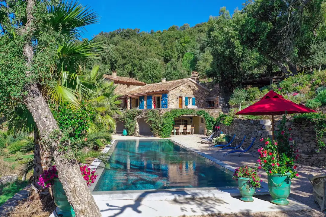 Piscine rectangulaire creusée dans un jardin aménagé