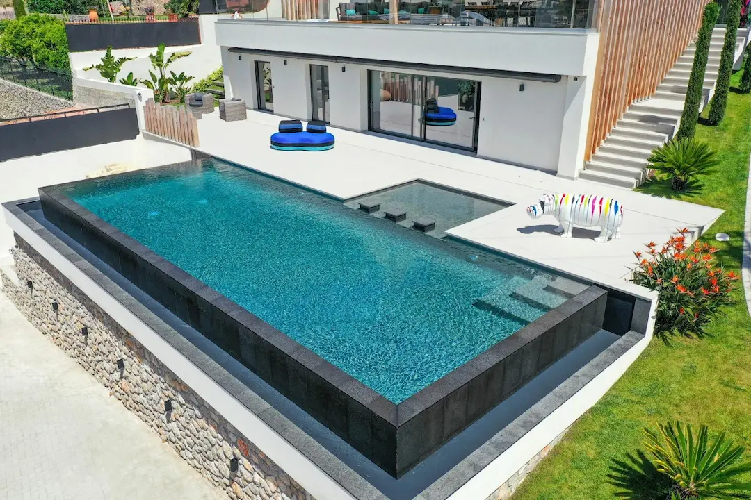 Piscine forme libre creusée avec des bords naturelles