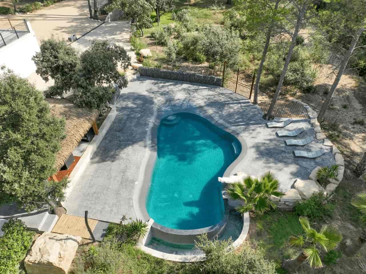 Piscine de forme libre avec débordement et bords naturels