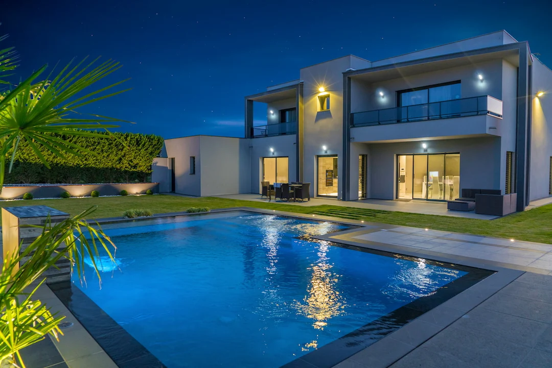 Piscine rectangulaire 6 x 3 m avec margelle en pierre