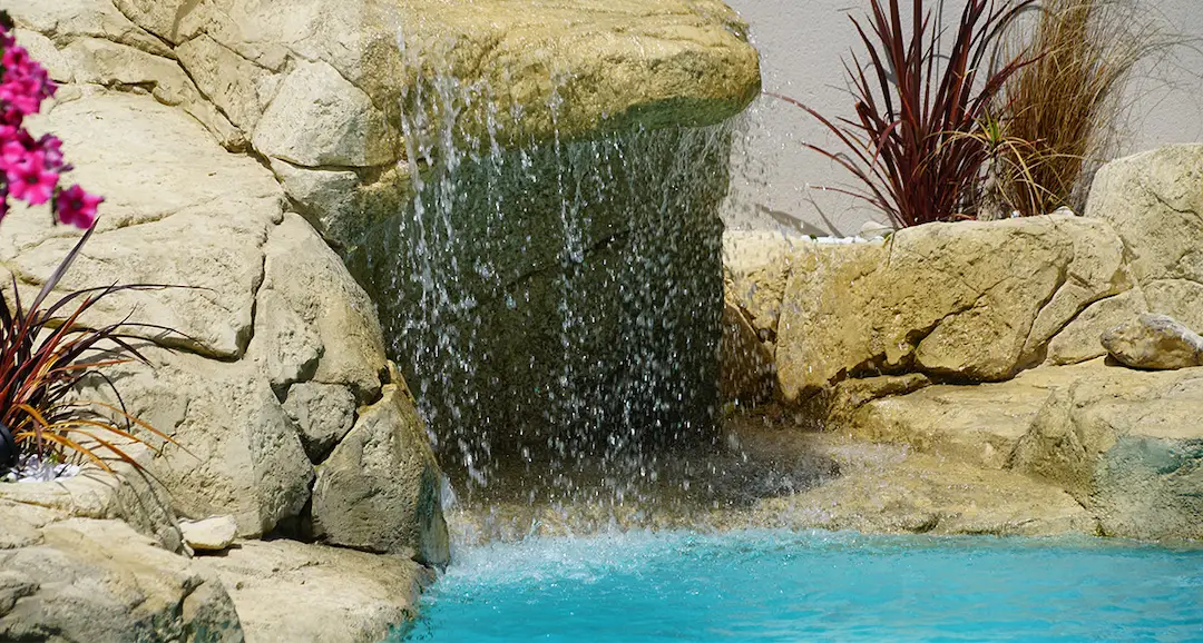 Rocher décoratif avec cascade d'eau pour piscine