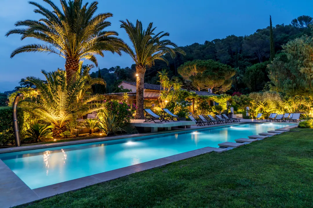 Long couloir de nage avec éclairage extérieur