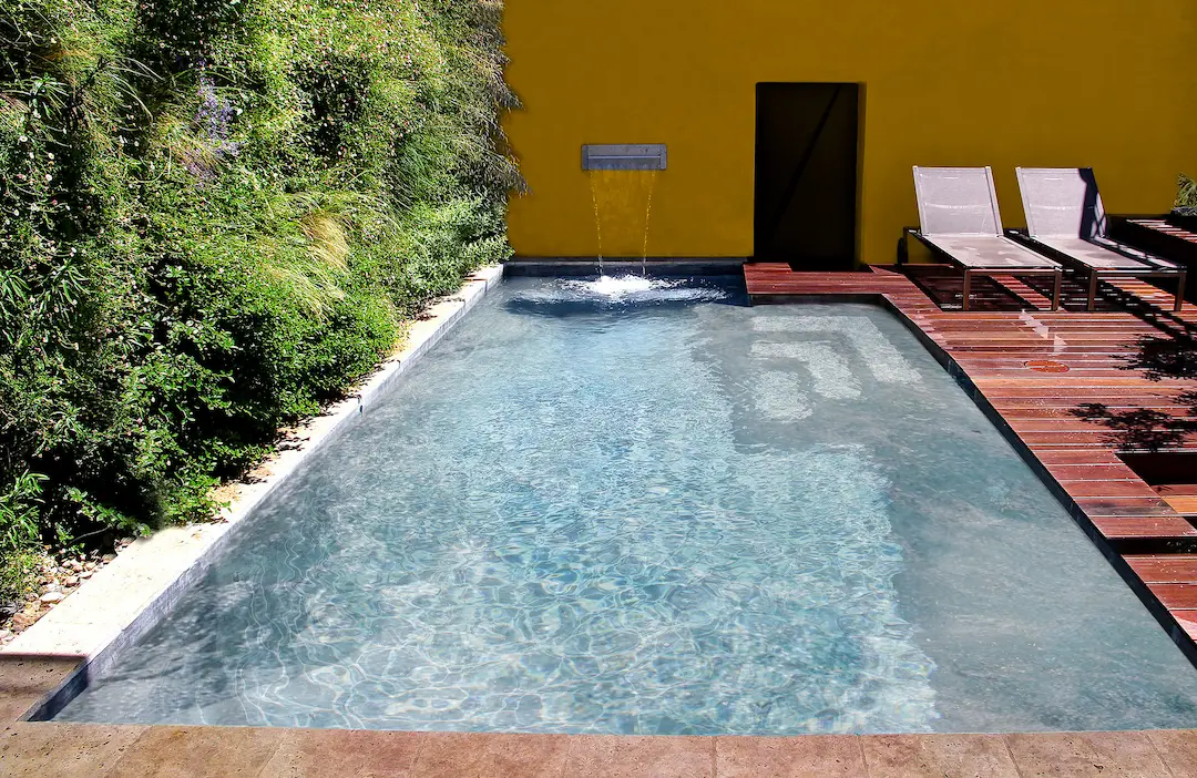 Petite piscine avec lame d'eau et terrasse en bois