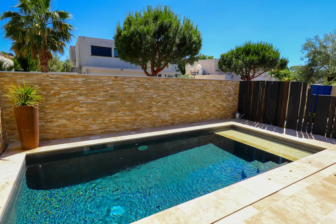 Piscine aux dimensions standards