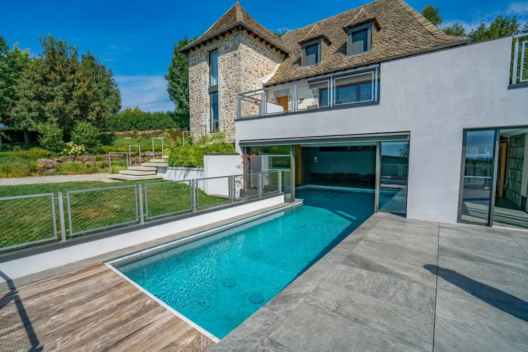 Piscine intérieure extérieure dans le sol 