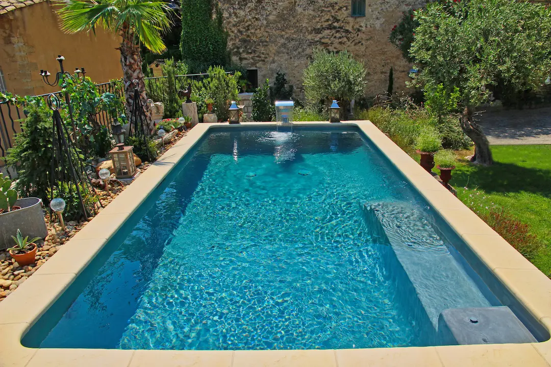 Piscine semi enterrée rectangulaire avec lame d'eau