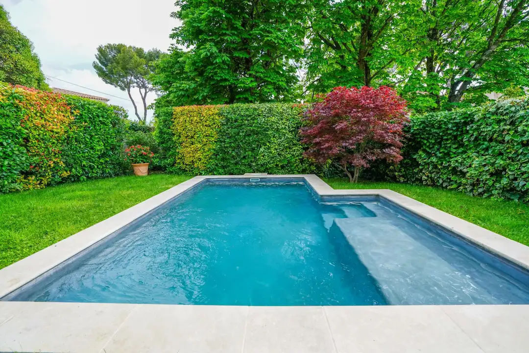 Petite piscine avec plage immergée