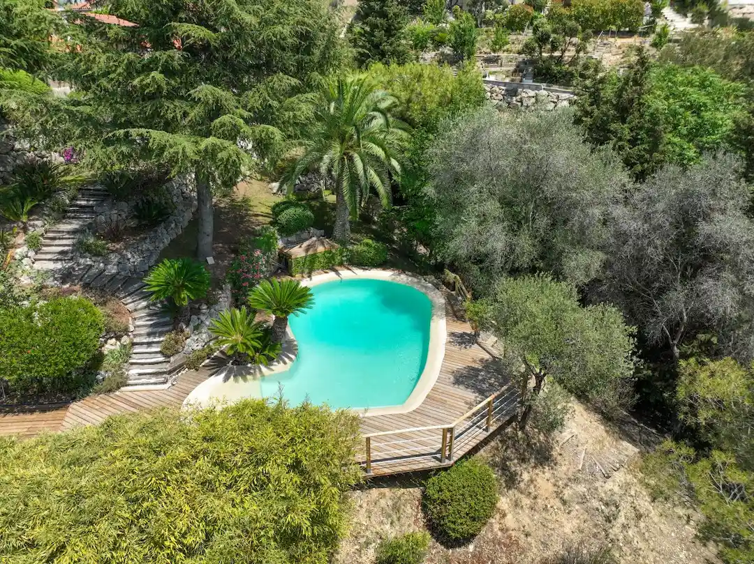Piscine de forme libre construite à Nice