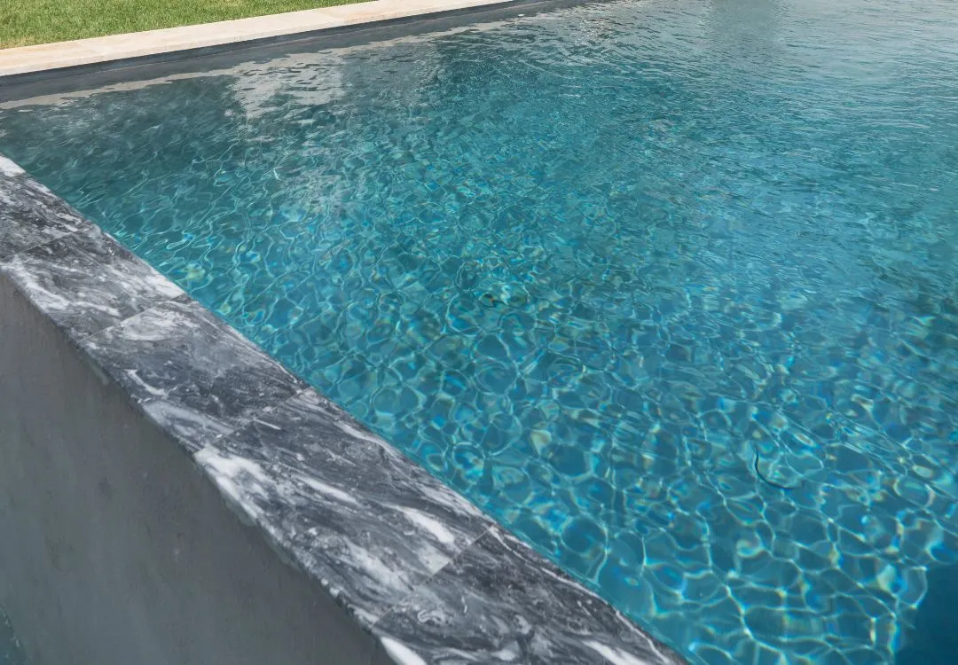 Carrelage du débordement de piscine