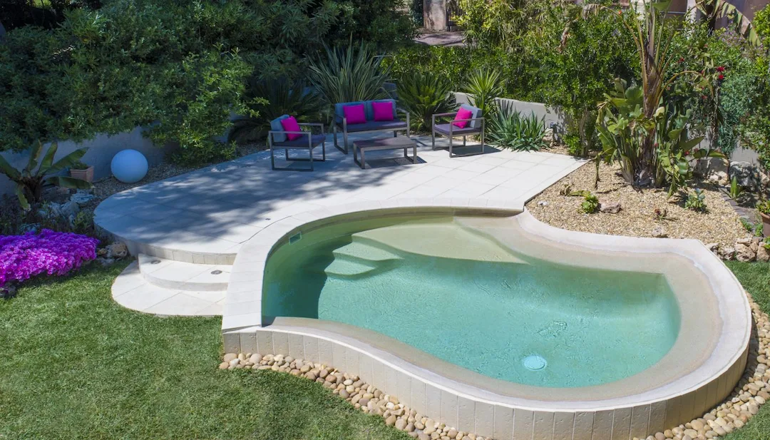 Mini piscine béton semi-enterrée
