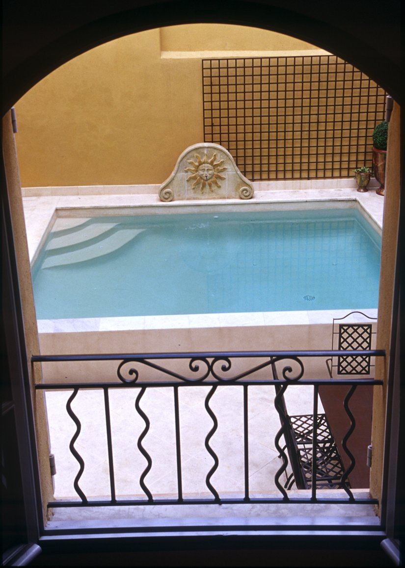 Petite piscine béton dans un patio