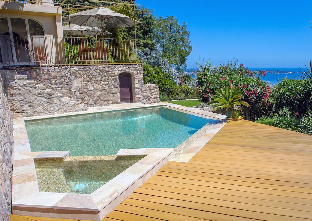 Petite piscine en béton armé sur terrasse en bois