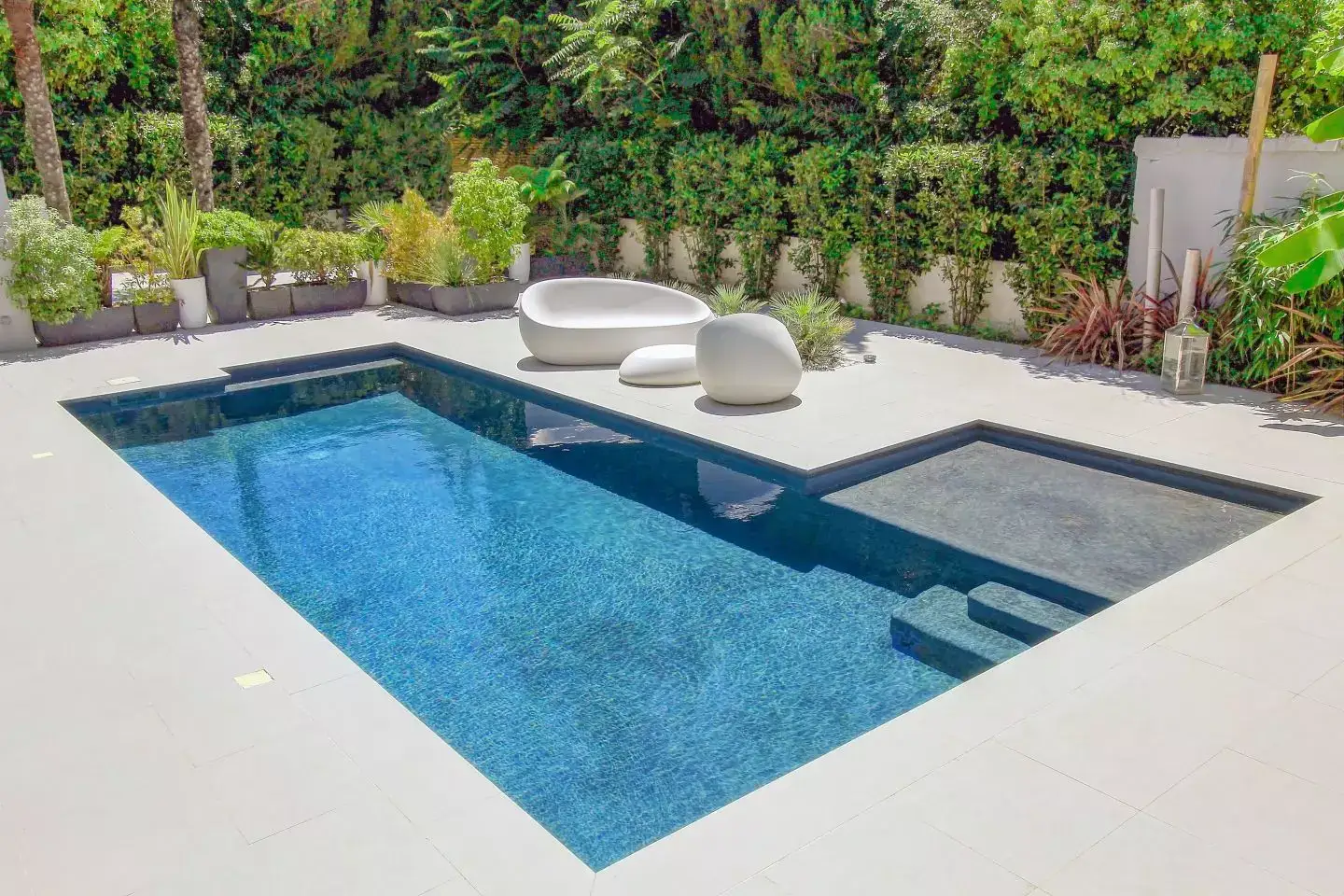 Grande piscine creusée avec revêtement effet béton ciré