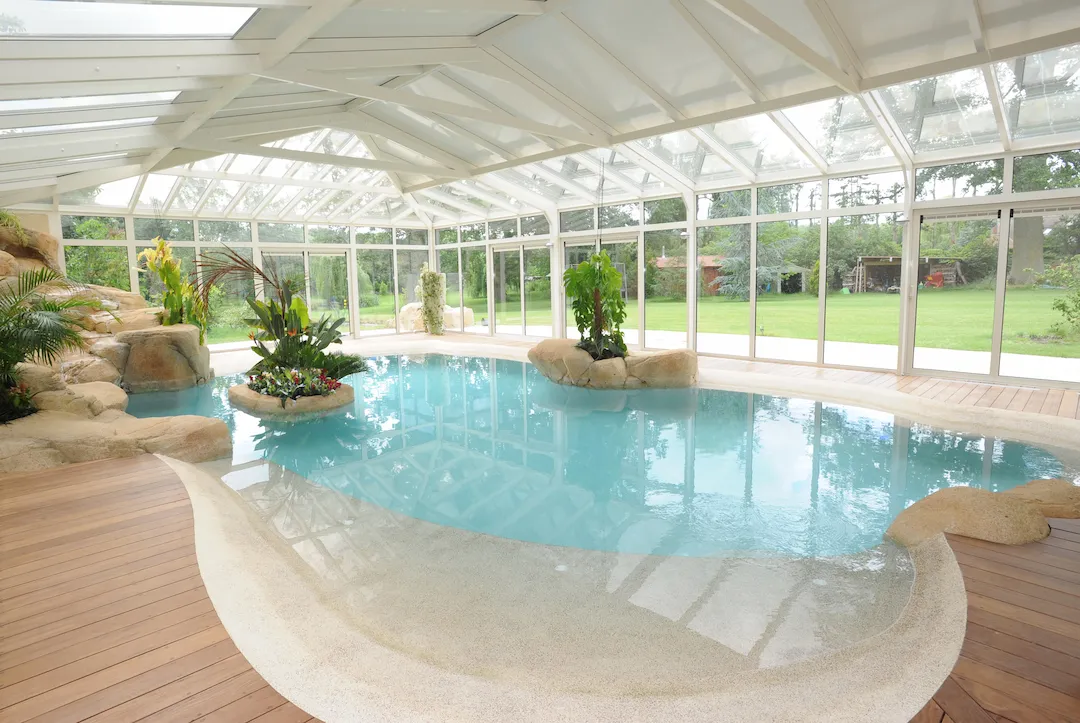 Piscine lagon avec plage semi immergée à Paris