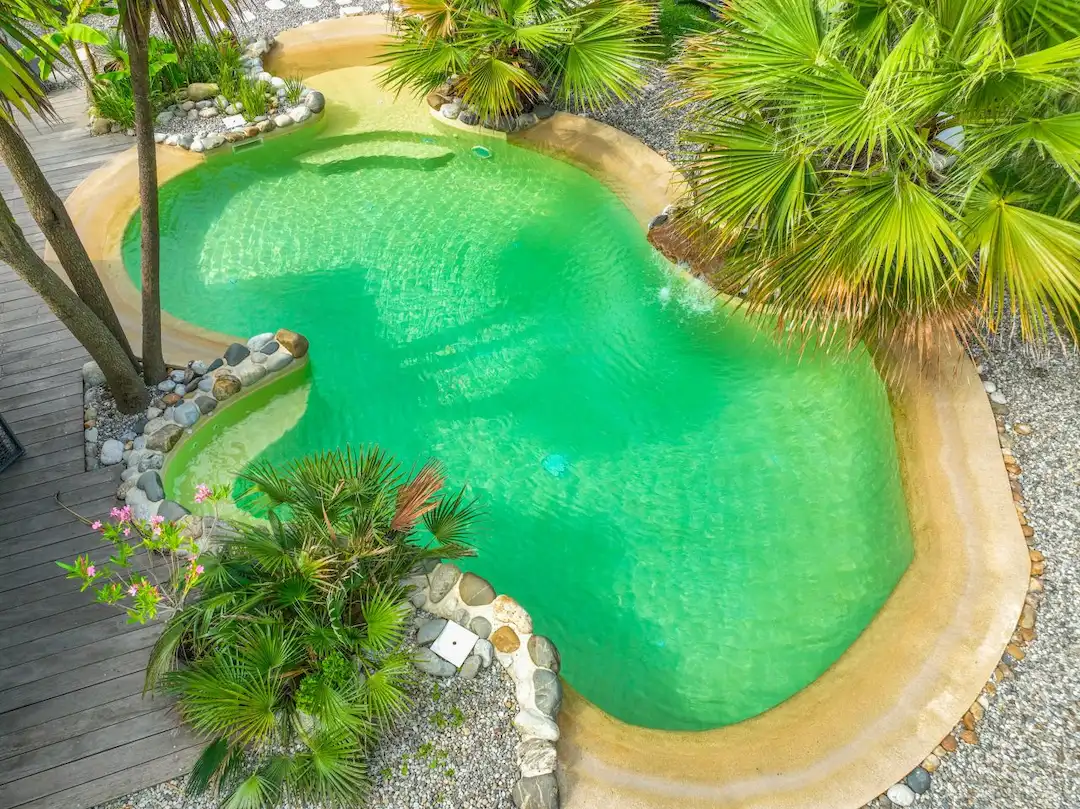 Piscine lagon creusée avec plage semi-immergée