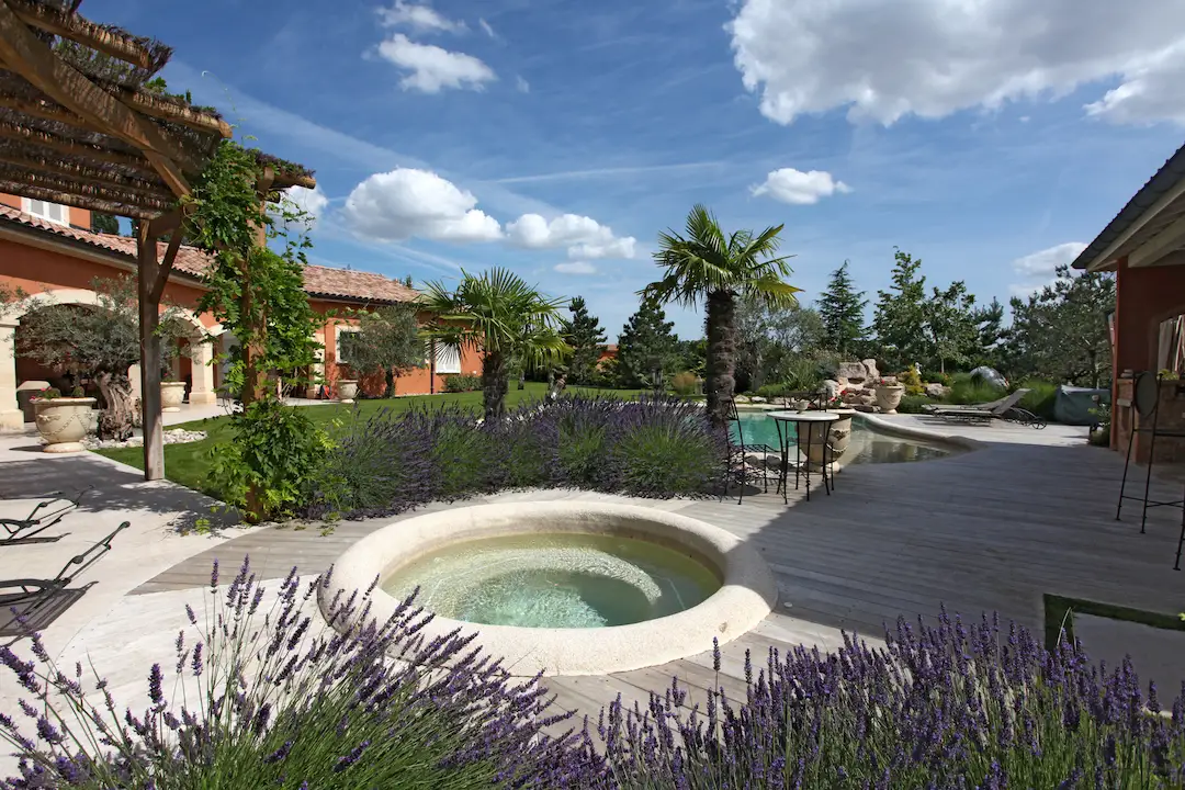 Spa pour un espace bien être avec une piscine lagon à Lyon