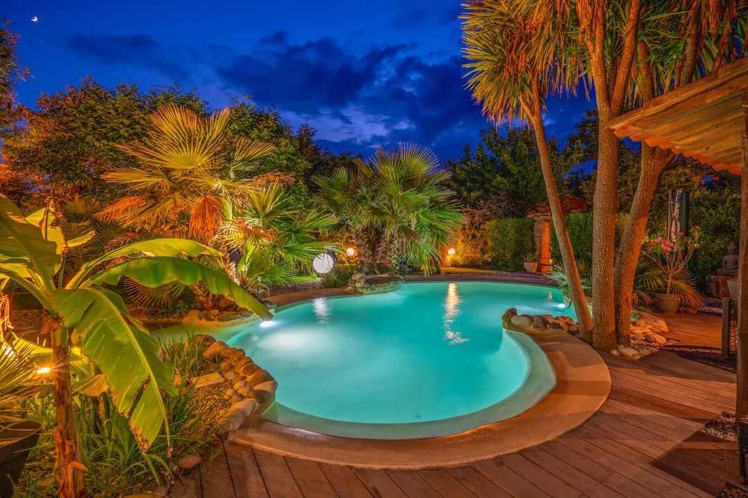 Piscine lagon creusée avec rocher décoratif à Toulouse