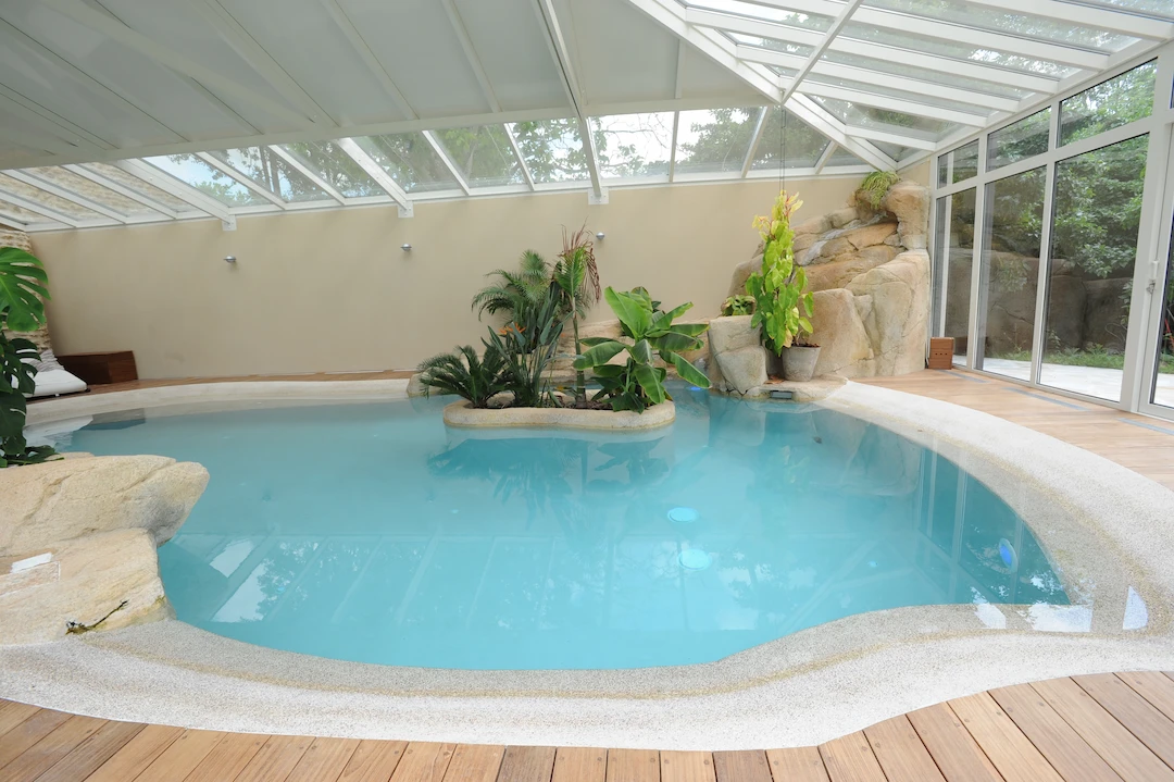 Piscine de forme libre construite à Nice