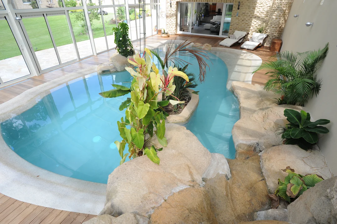 Piscine lagon intérieure dans une véranda à Paris