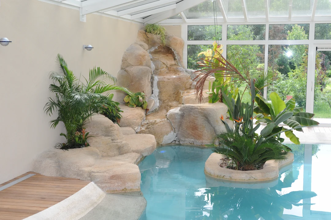 Piscine lagon avec rochers décoratifs à Paris