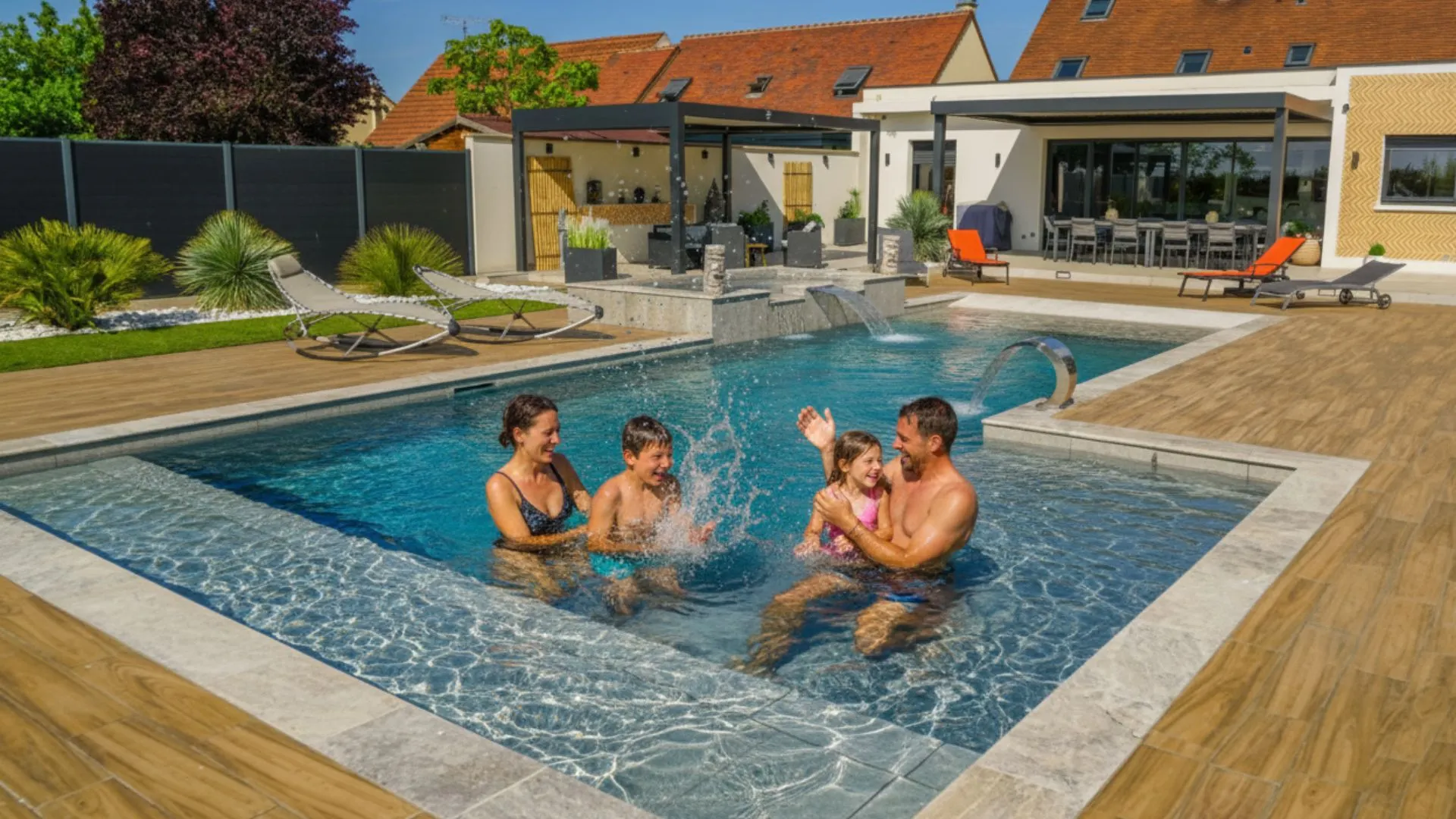 Piscine enterrée équipée d'un spa, lame d'eau et plage immergée