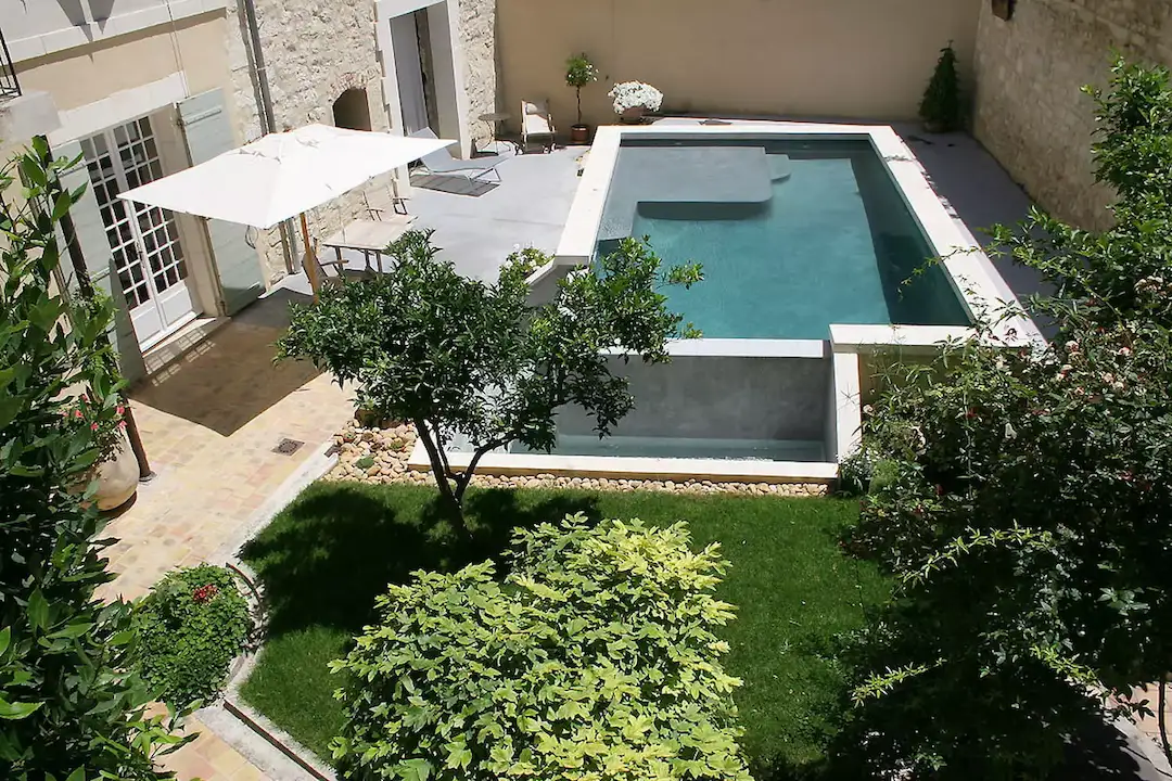 Mini piscine semi enterrée avec débordement