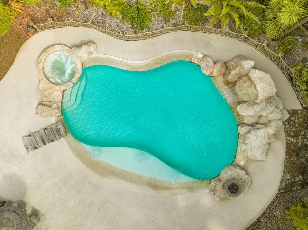 Magnifique piscine lagon construite à Nantes
