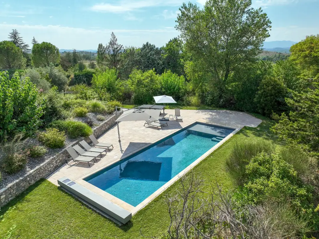 Grande piscine enterrée rectangulaire