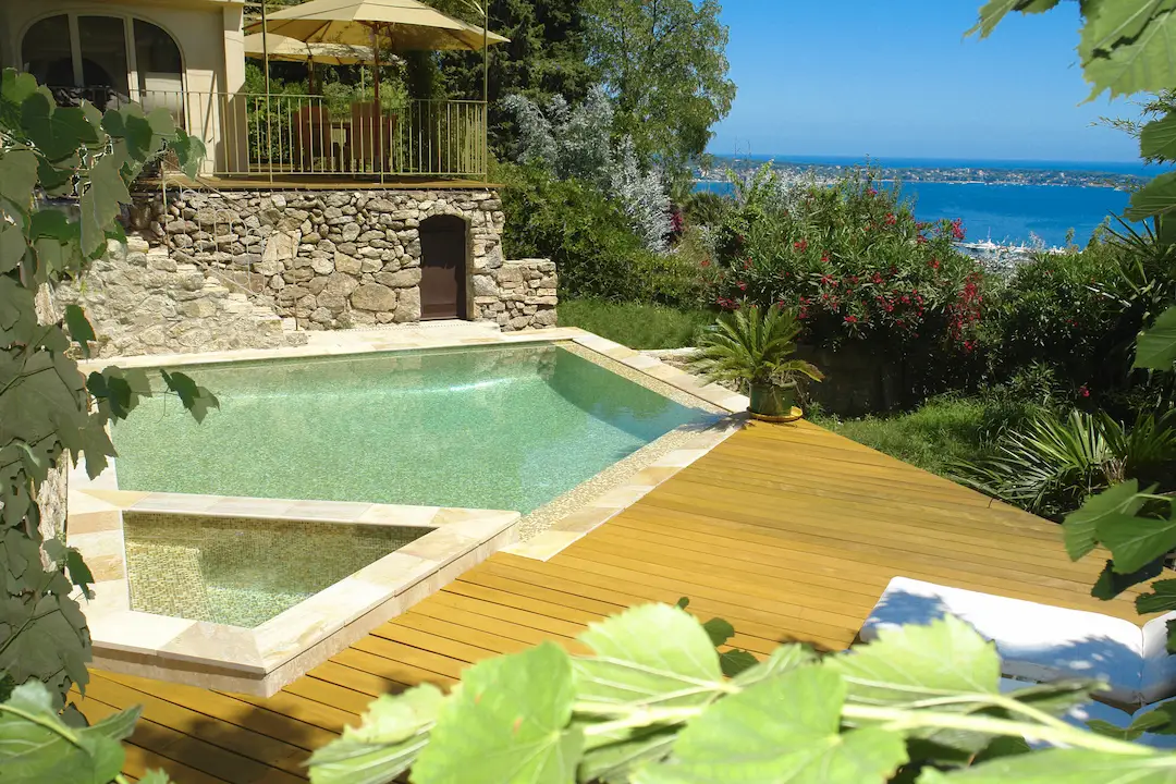 Mini piscine avec spa sur un toit terrasse