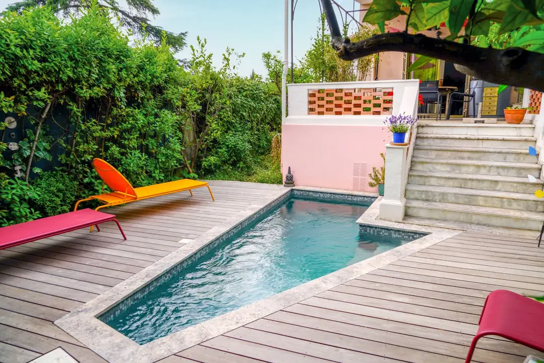 Petite piscine en béton sur terrasse
