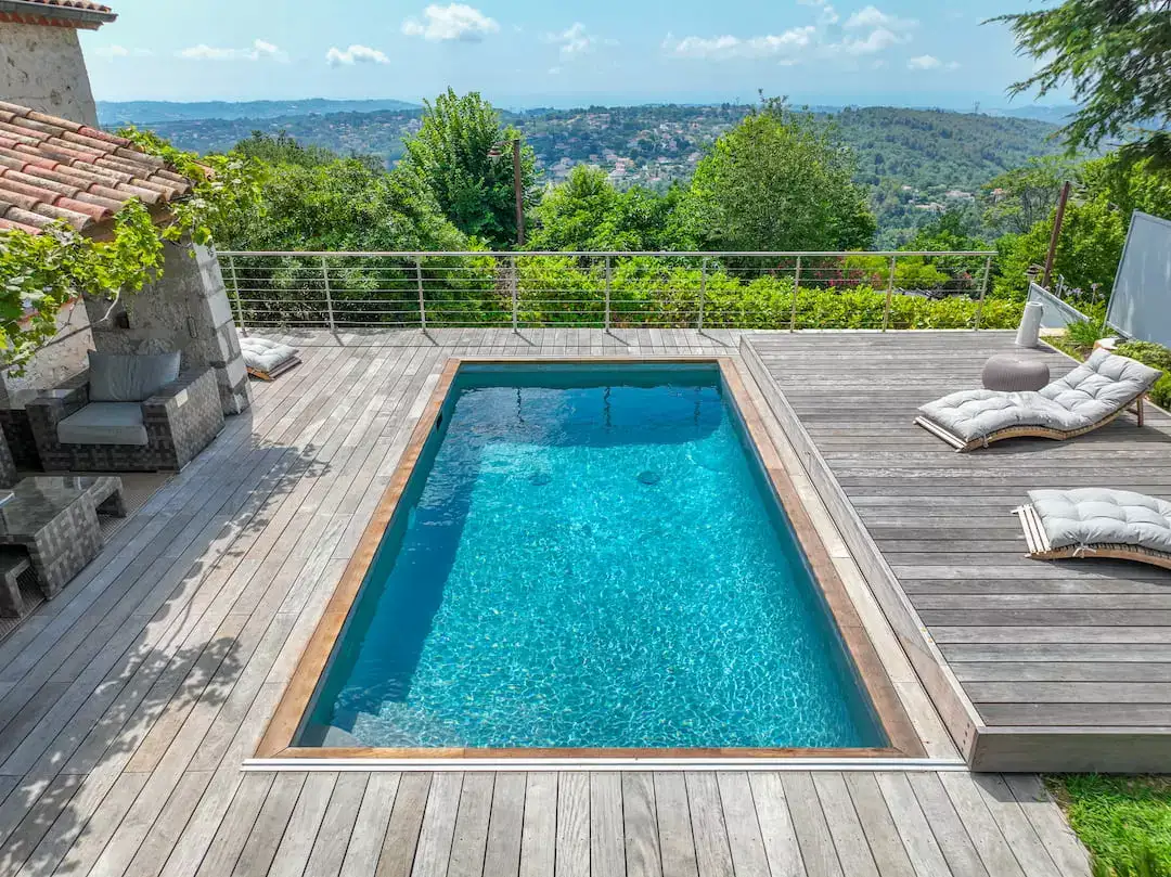 Petite piscine rectangulaire avec terrasse en bois