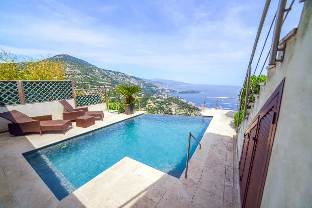 Petite piscine urbaine avec débordement