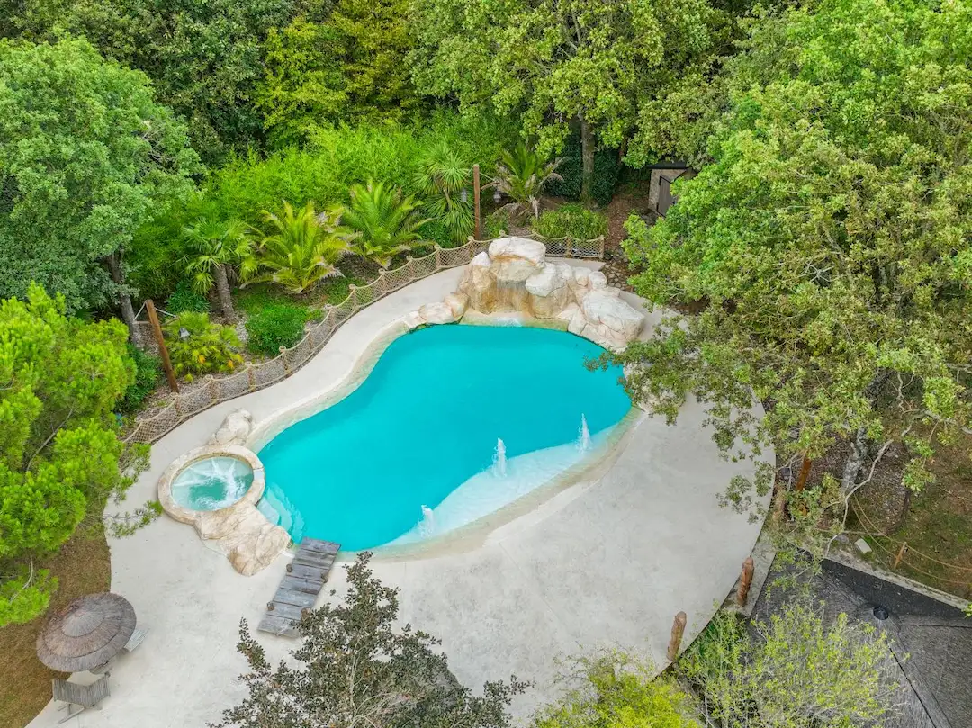 Piscine avec plage semi-immergée : baignade en pente douce