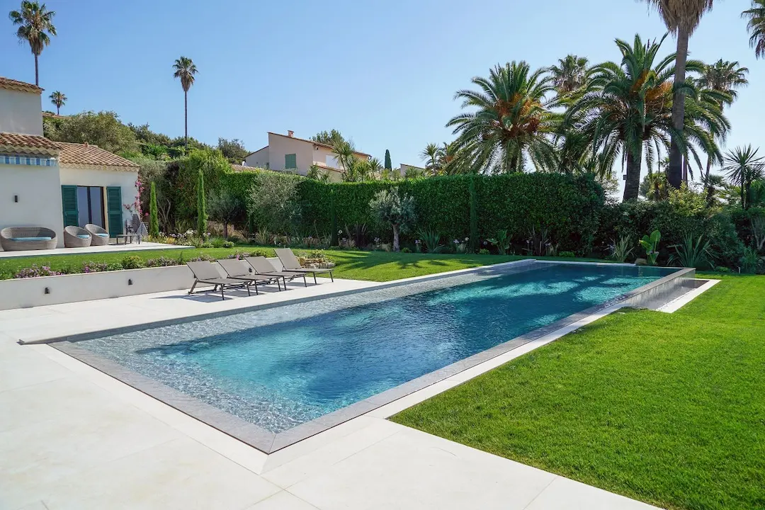 Piscine creusée connectée avec débordement