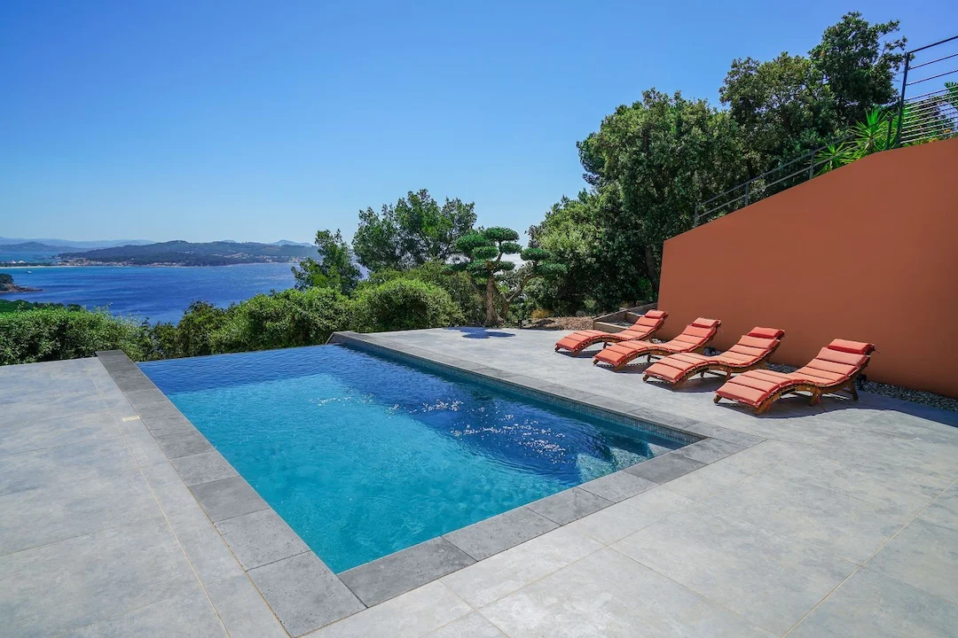 Mini piscine rectangulaire avec débordement