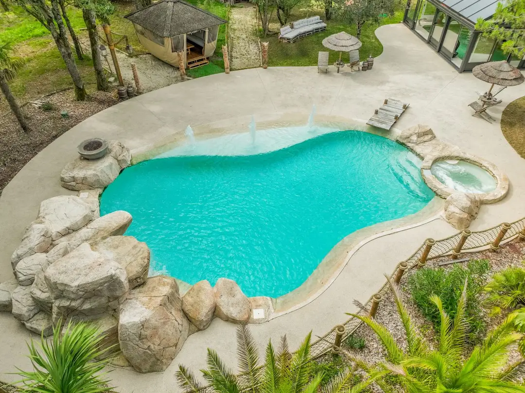 Piscine de forme libre aux bords naturels à Nantes