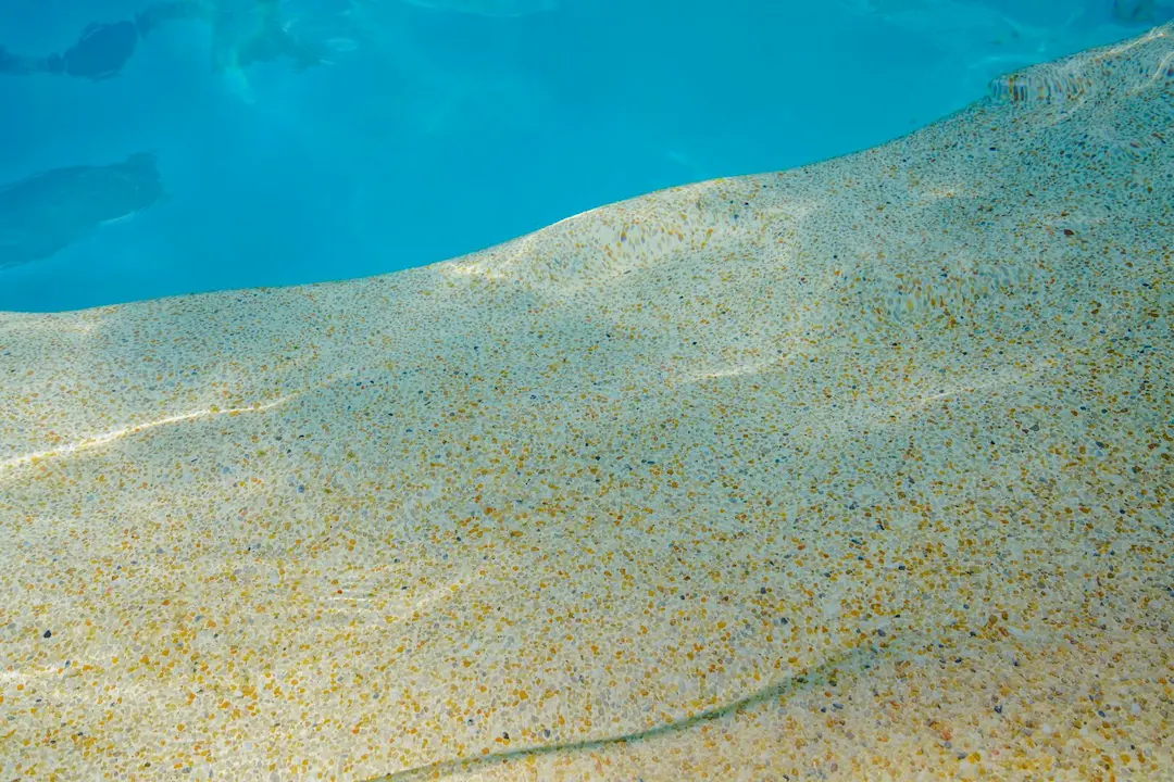 Piscine construite en béton projeté effet lagon à Nantes