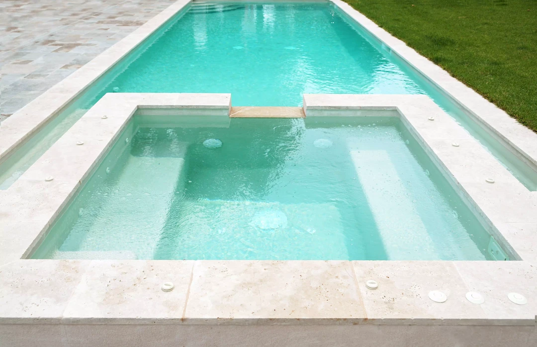 Piscine spa géométrique