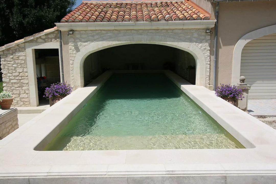 Piscine forme classique intérieure extérieure