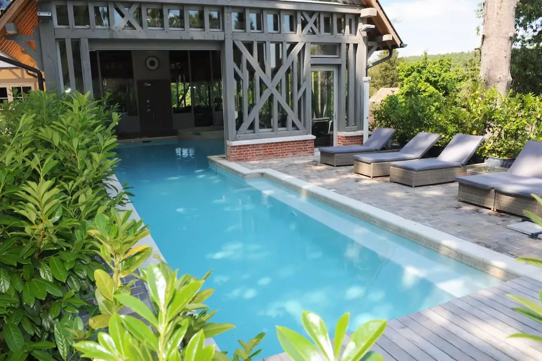 Piscine intérieure extérieure bien-être