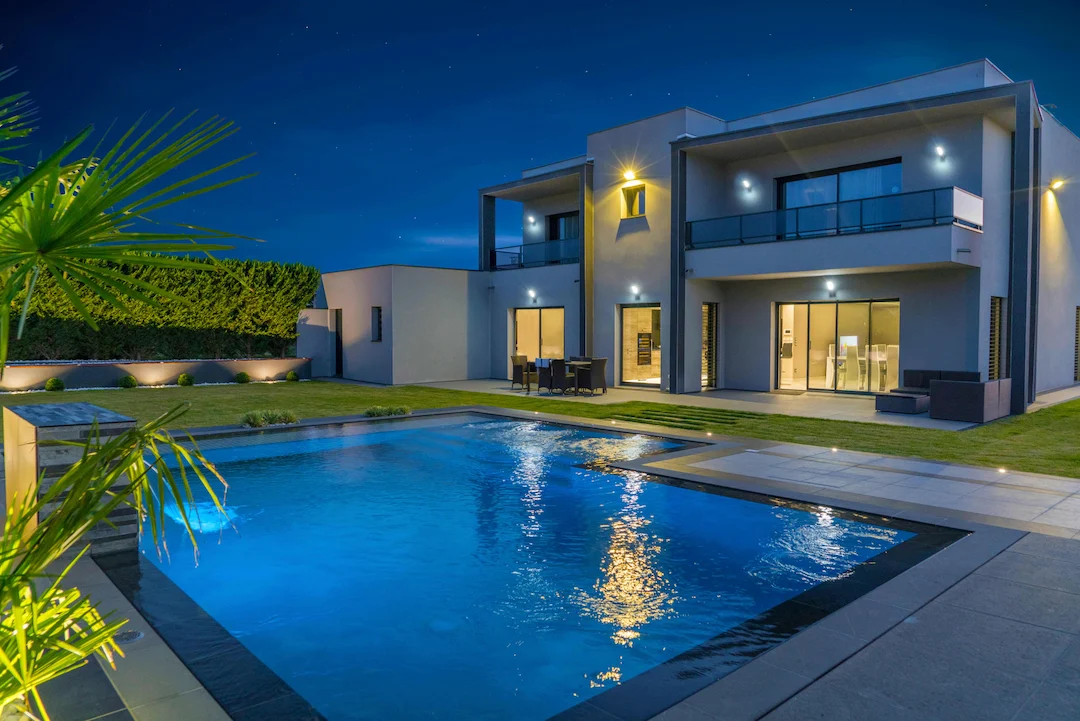 Piscine géométrique bords miroir