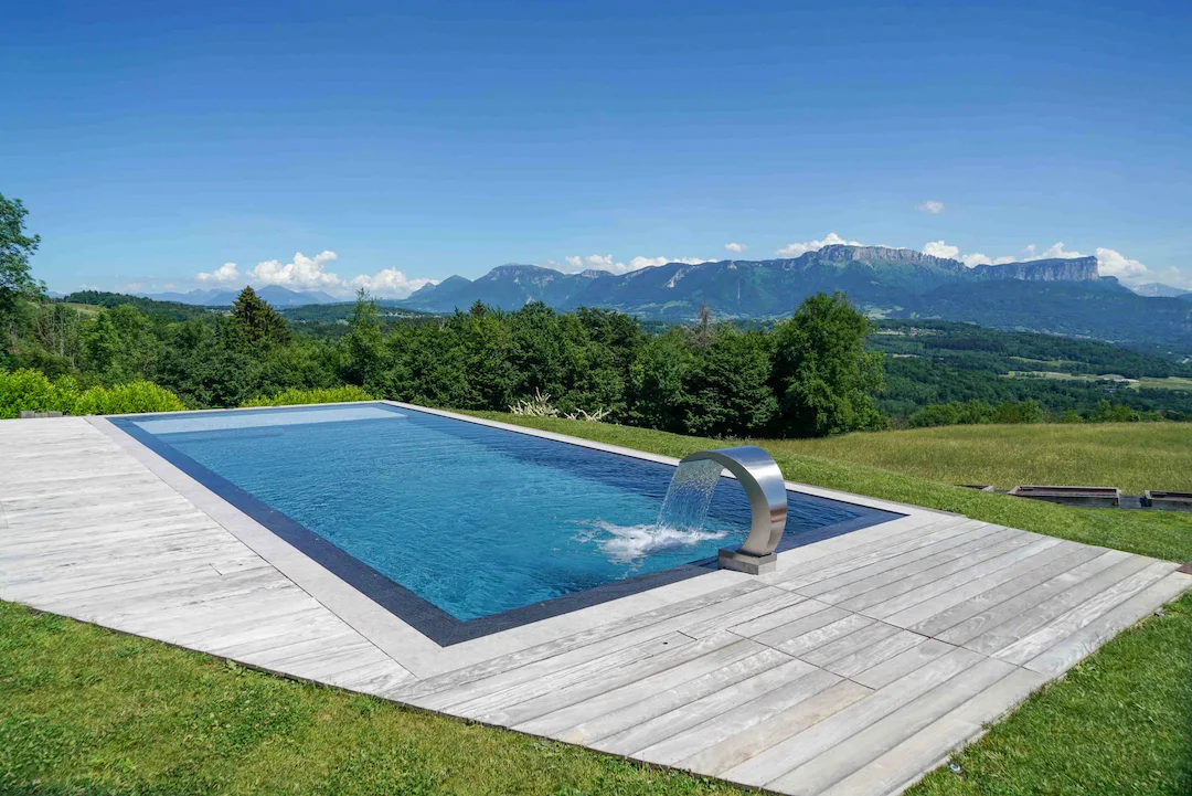 Piscine bords miroir vue montagne