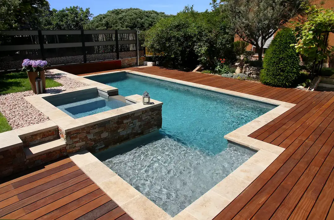 Piscine géométrique plage en bois