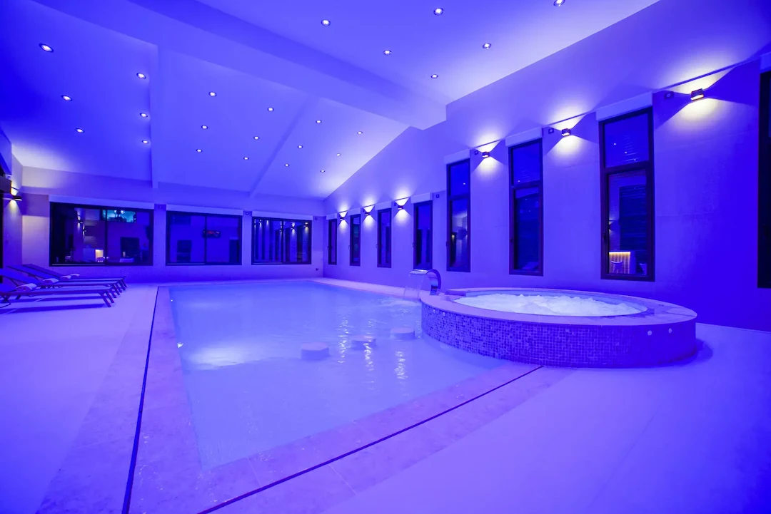 Piscine intérieure avec spa