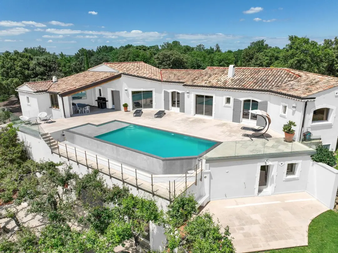 Piscine 9x4 en beton armé avec long débordement